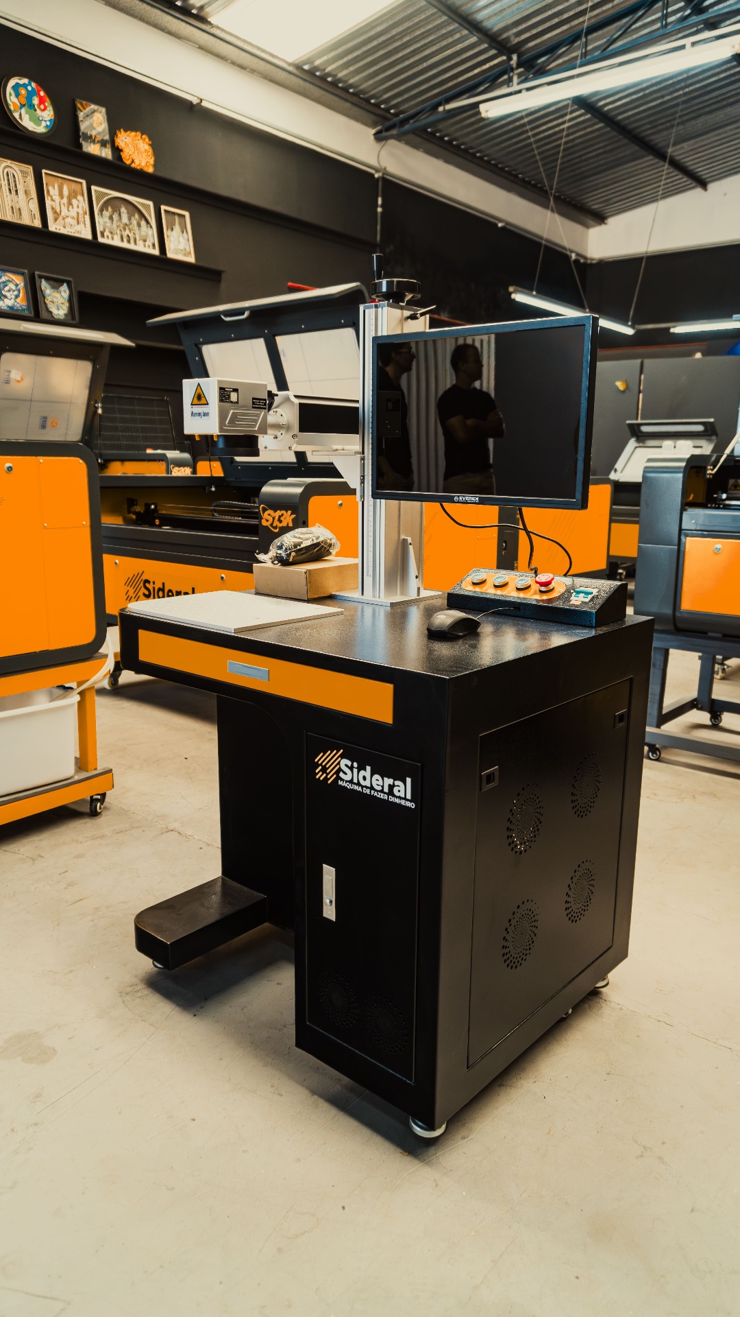 Estação de trabalho com máquina a laser Sideral